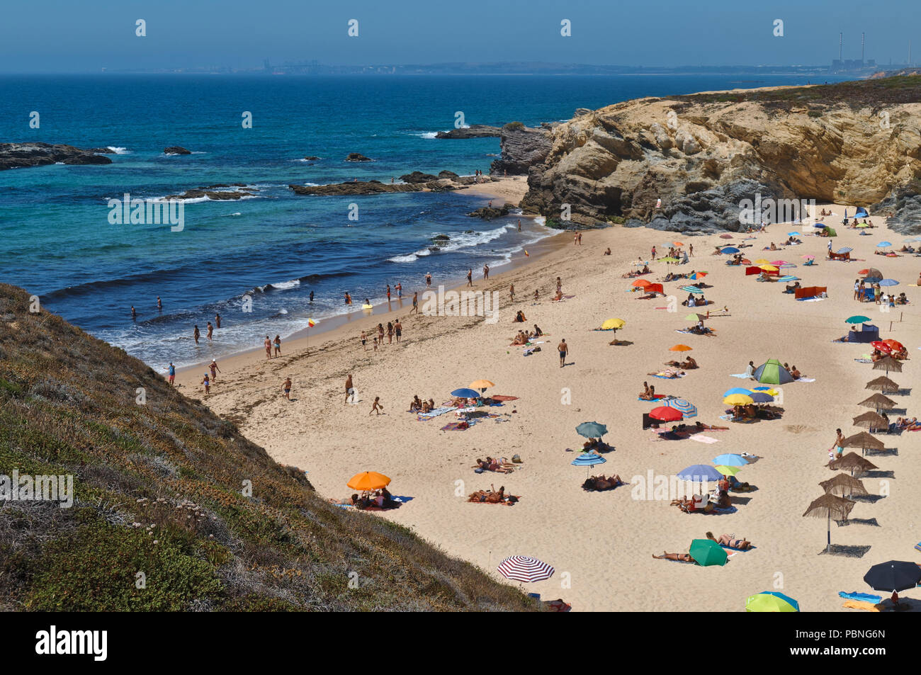 Übersicht über Praia Grande in Porto Covo während der Sommersaison. Portugal Stockfoto