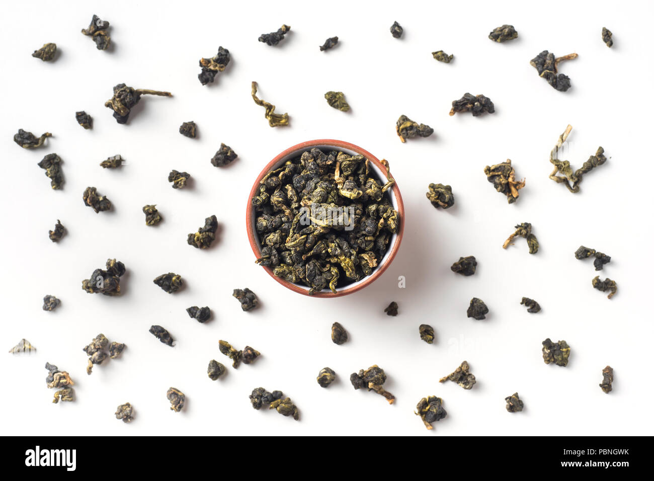 Asien Kultur und Design Konzept - frische Taiwan oolong Tee trockene Blätter in Schale Stockfoto