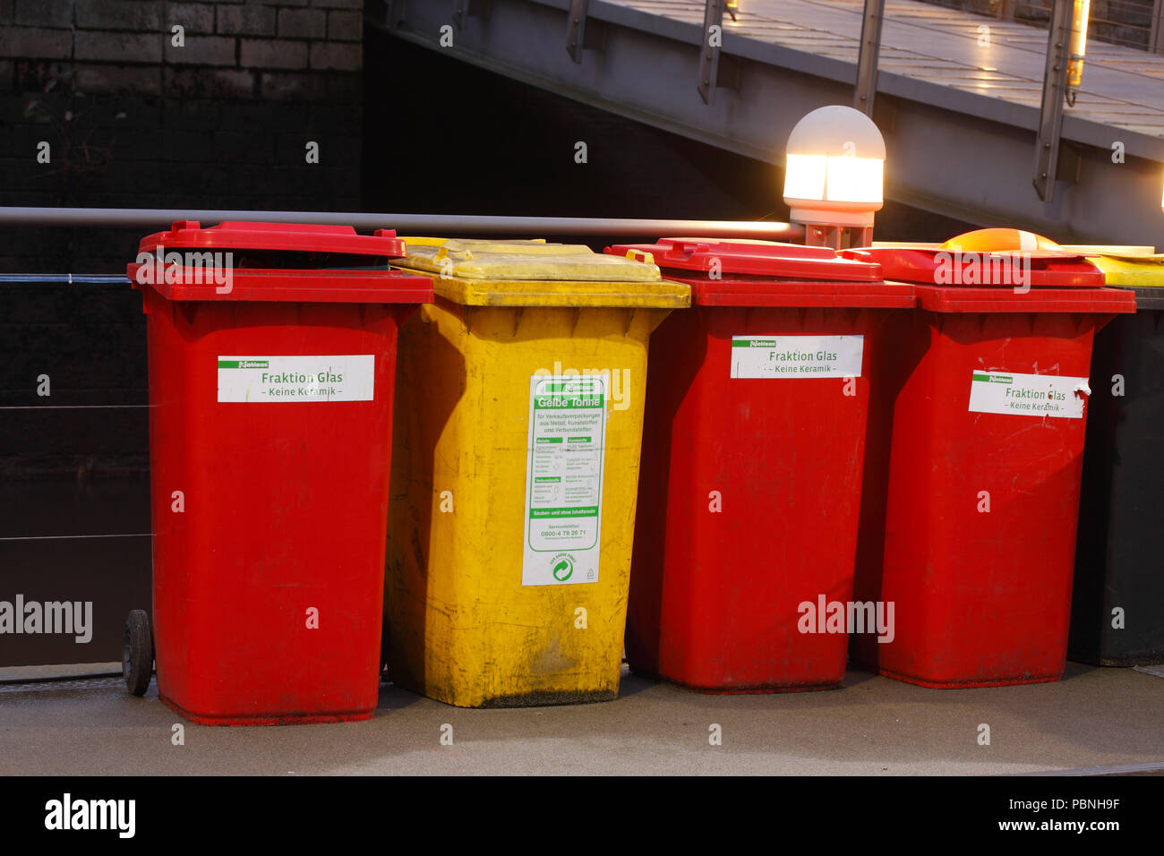 Bunte Mülltonnen, gelbe Tonne für plastik Müll, rote Tonne für Glas Müll in  der Dämmerung, Bremen, Deutschland, Europa ich Bunte Mülltonnen, Gelbe  Tonne f Stockfotografie - Alamy