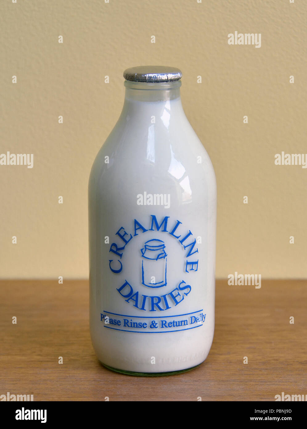 Flasche frische britische Milch geliefert, die täglich von den einheimischen Bauern. Creamline Molkereien. Bitte spülen und täglich zurück. Stockfoto