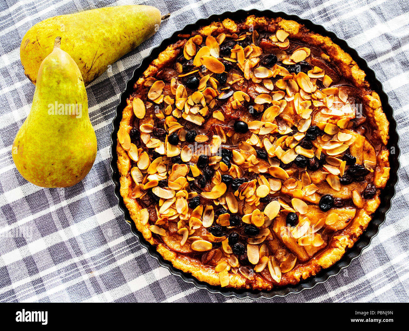 Pear tart mit Rosinen und gehobelten Mandeln Stockfoto