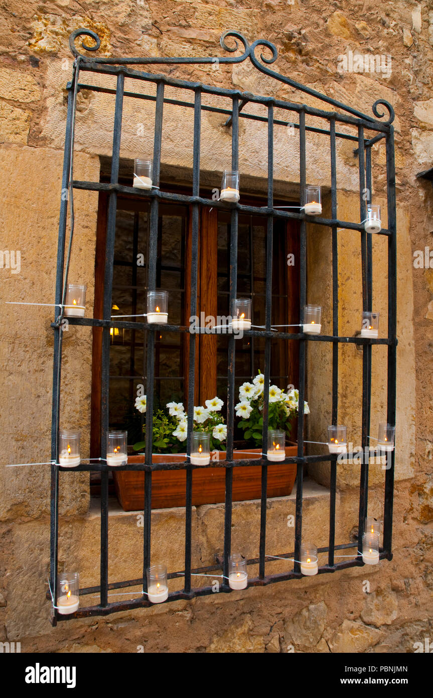 Fenster, bevor Sie die Kerzen Konzert. Pedraza, Segovia Provinz Castilla Leon, Spanien. Stockfoto