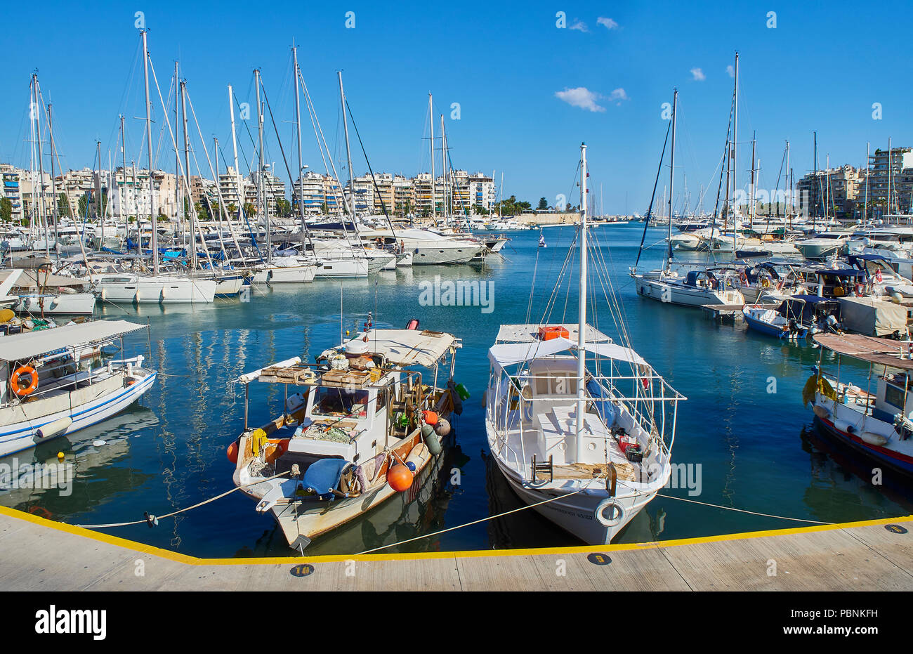 Griechische angeln Boote in Mikrolimano Hafen von Piräus, bekannt als Turkolimano (türkischen Hafen) bis 1974. Region Attika, Griechenland. Stockfoto