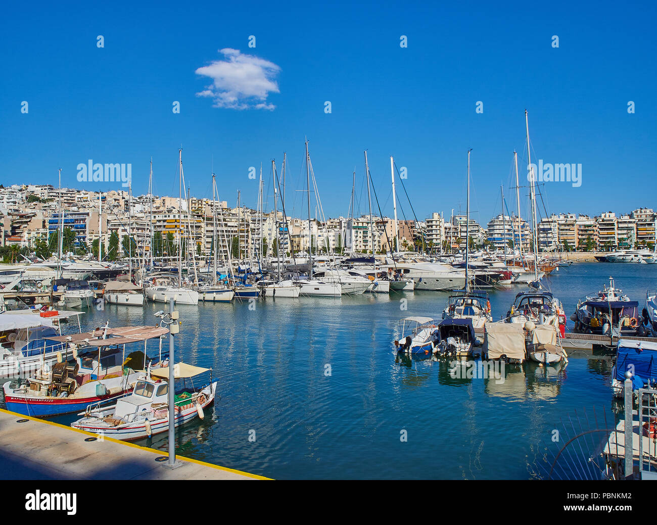 Yachten vor Anker in Mikrolimano Hafen von Piräus, bekannt als Turkolimano (türkischen Hafen) bis 1974. Region Attika, Griechenland. Stockfoto