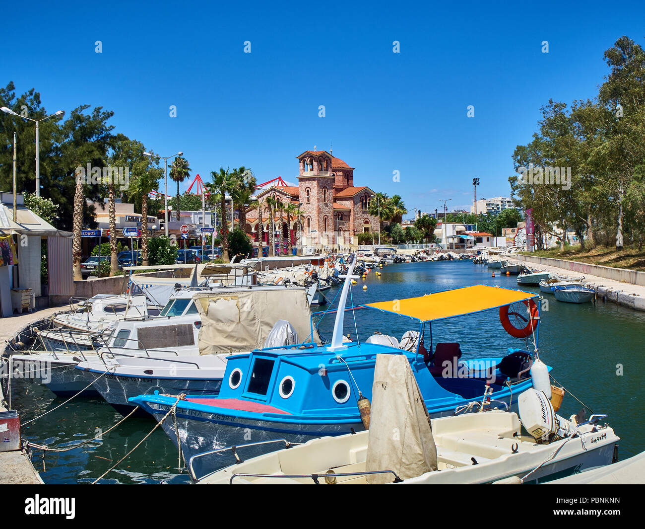 Typische griechische Boote in Mikrolimano Hafen von Piräus, bekannt als Turkolimano (türkischen Hafen) bis 1974. Region Attika, Griechenland. Stockfoto