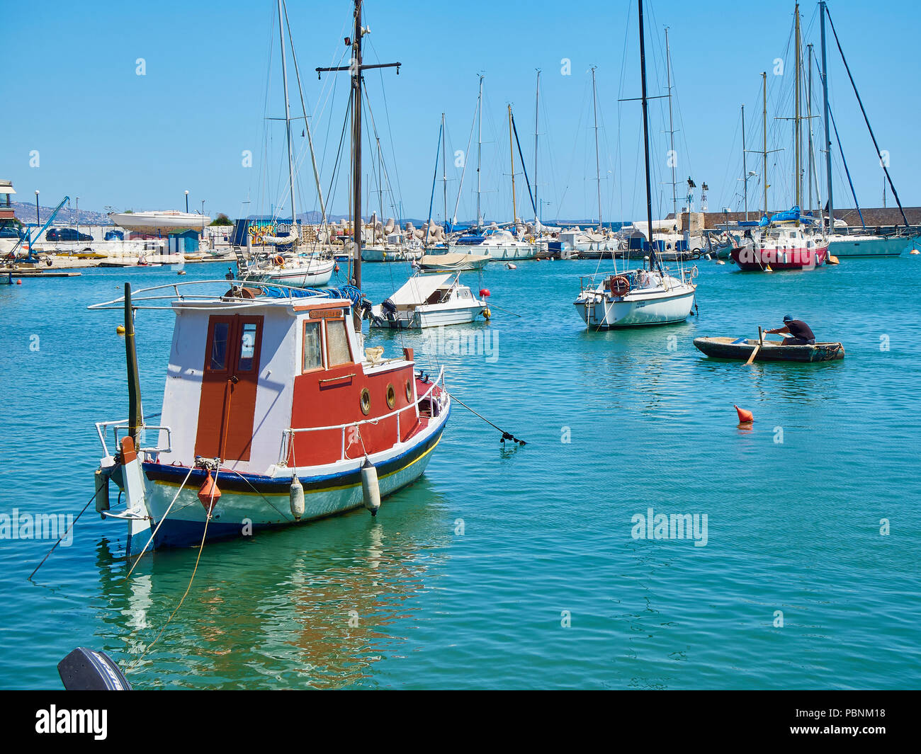 Typische griechische Boote in Mikrolimano Hafen von Piräus, bekannt als Turkolimano (türkischen Hafen) bis 1974. Region Attika, Griechenland. Stockfoto
