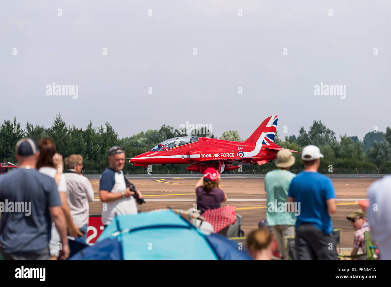 Ein einzelner roter Pfeil BAE Systems Hawk T1 der Royal Air Force Rollen auf die Rollbahn des RIAT Fairford 2018, UK, mit den Zuschauern auf die Suche. Stockfoto