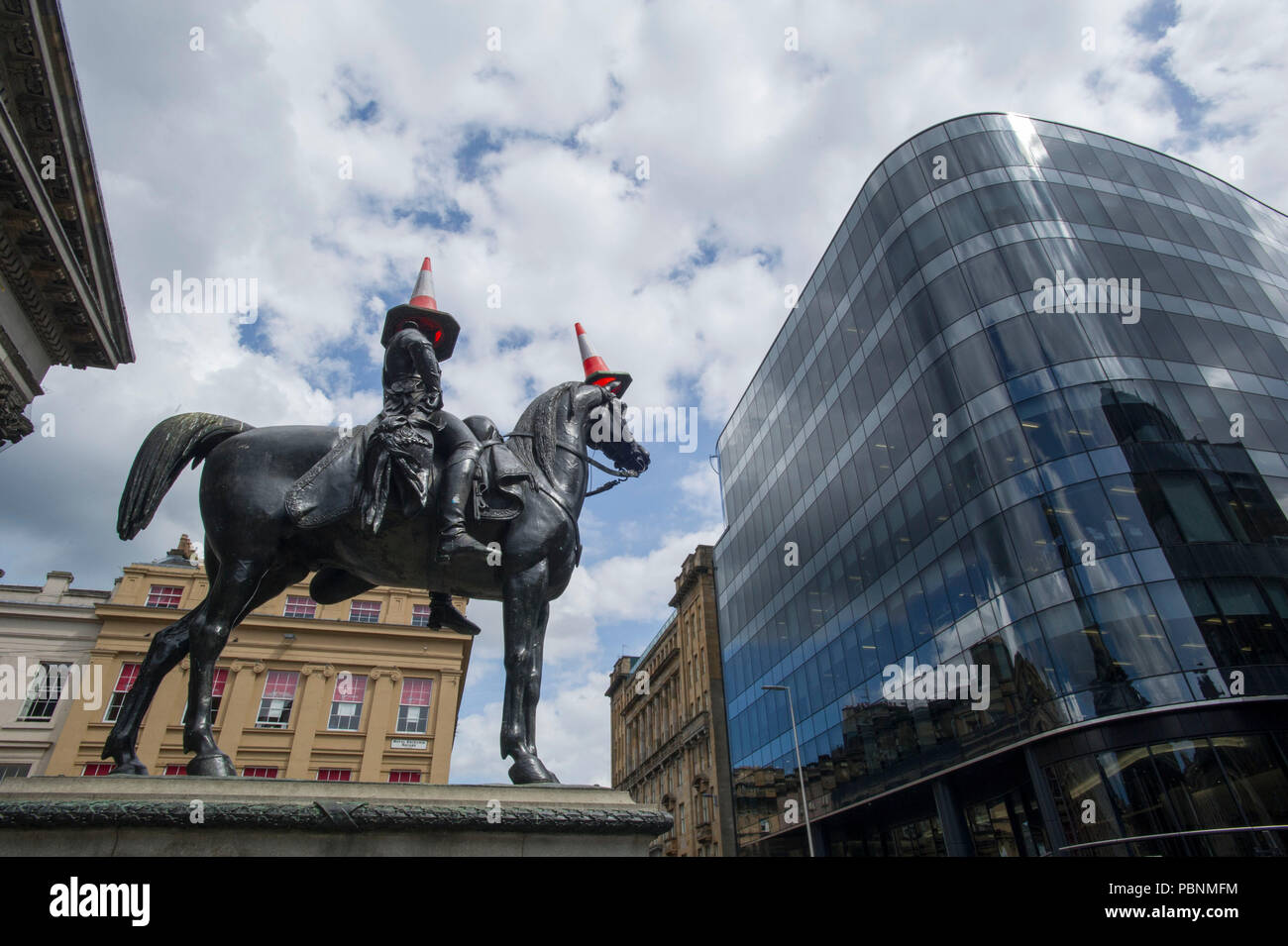 Der Pferdesport Wellington Statue ist eine Statue von Arthur Wellesley, 1. Herzog von Wellington, auf der Royal Exchange Square, Glasgow, Schottland. Stockfoto