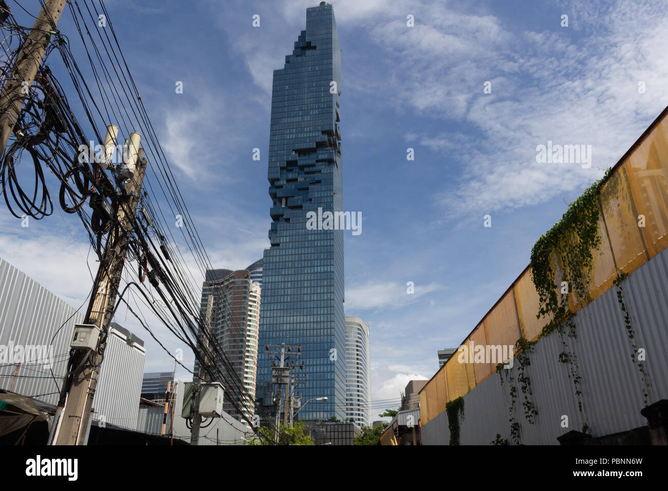 Bangkok, Thailand - 1. Mai 2018: Die Maha Nakhon futuristische Wolkenkratzer in Bangkok mit dem blauen Himmel umgeben Stockfoto