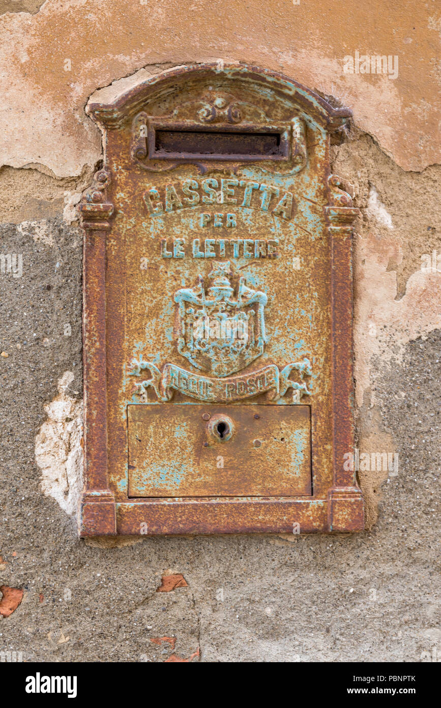 Alte Metall Briefkasten in Lucignano d'Asso in der Toskana, Italien Stockfoto