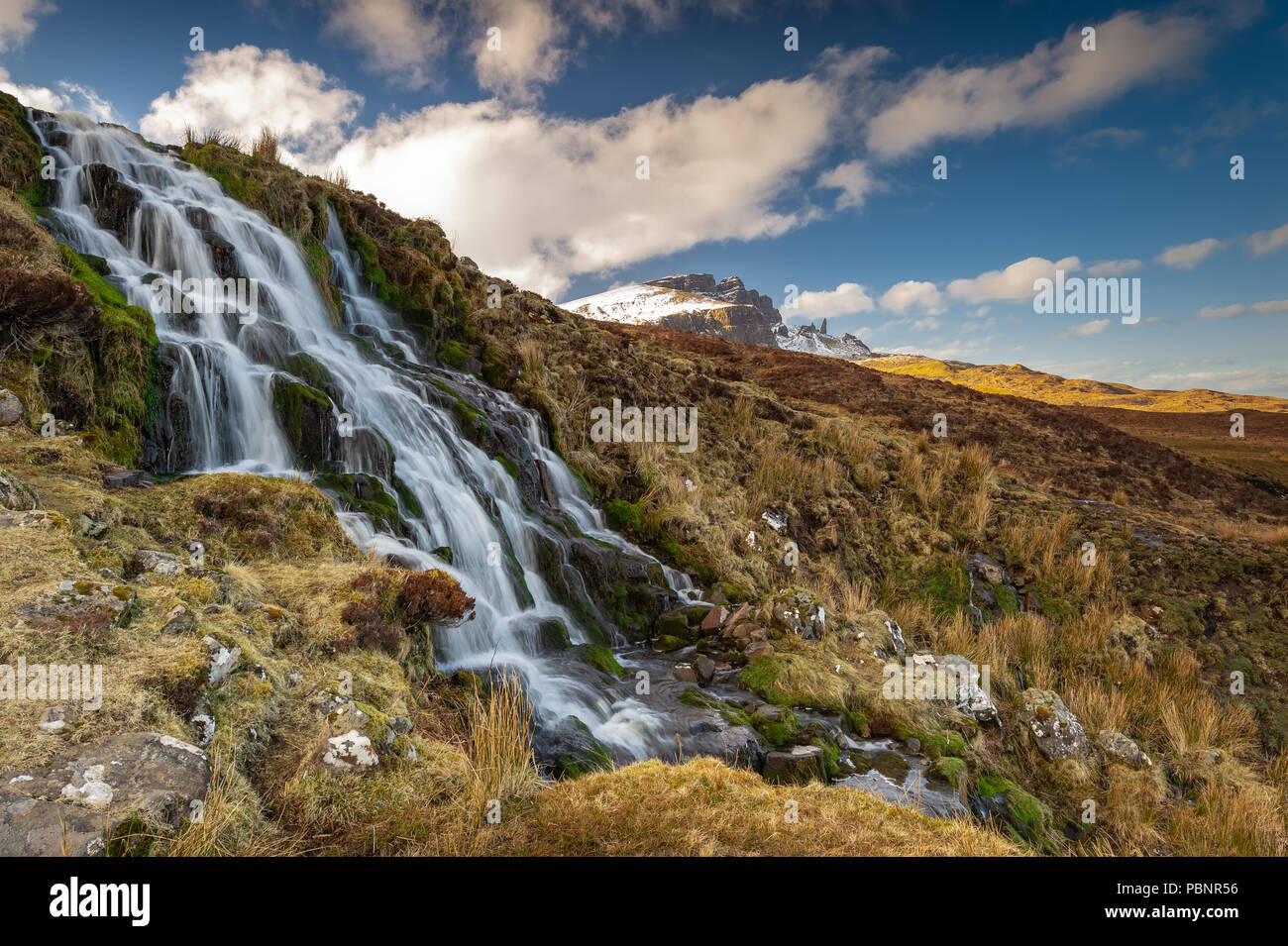 Bräute Schleier Wasserfall und des Alten Mannes Storr, Isle of Skye, Schottland Stockfoto