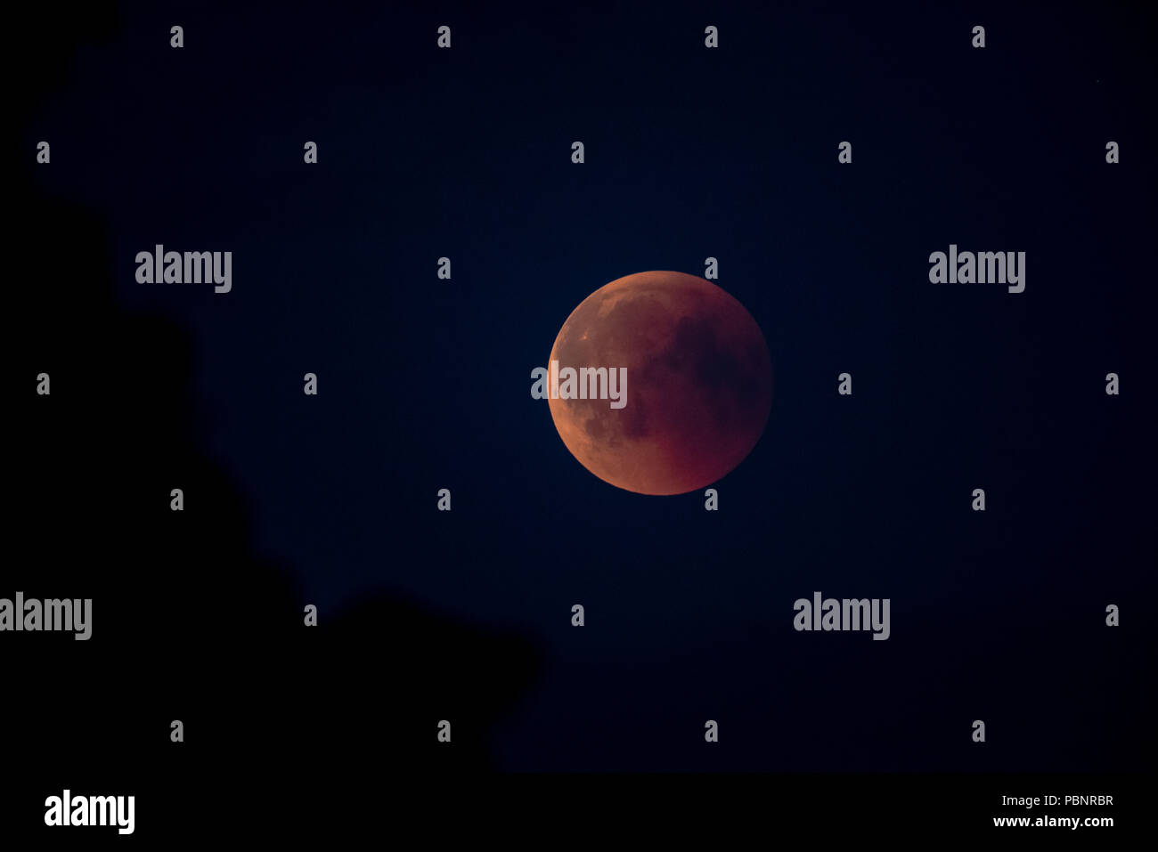 Totale Mondfinsternis, Blut Mond 27.07.2018, 23:06 von Hammarskog Uppsala, Schweden. "Der Mond hat keine angesichts ihres eigenen - es glänzt, weil seine Stockfoto