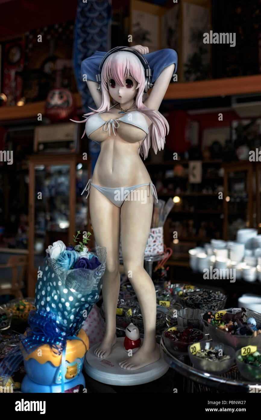 Japanischer Anime . Sexy Statue. Üppige junge Frau in einem Bikini. Sexy  junge Frau Figur. Niedliche sexy Mädchen im Bikini Stockfotografie - Alamy