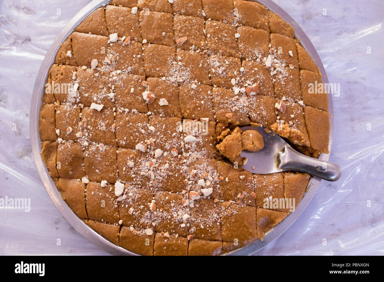 Gramm Mehl fudge Dessert. mit Besan (Gramm Mehl), kondensierte Milch und Zucker. Der Zucker verbindet zu einer cremigen Textur, kommt von der grundlegenden mixt Stockfoto