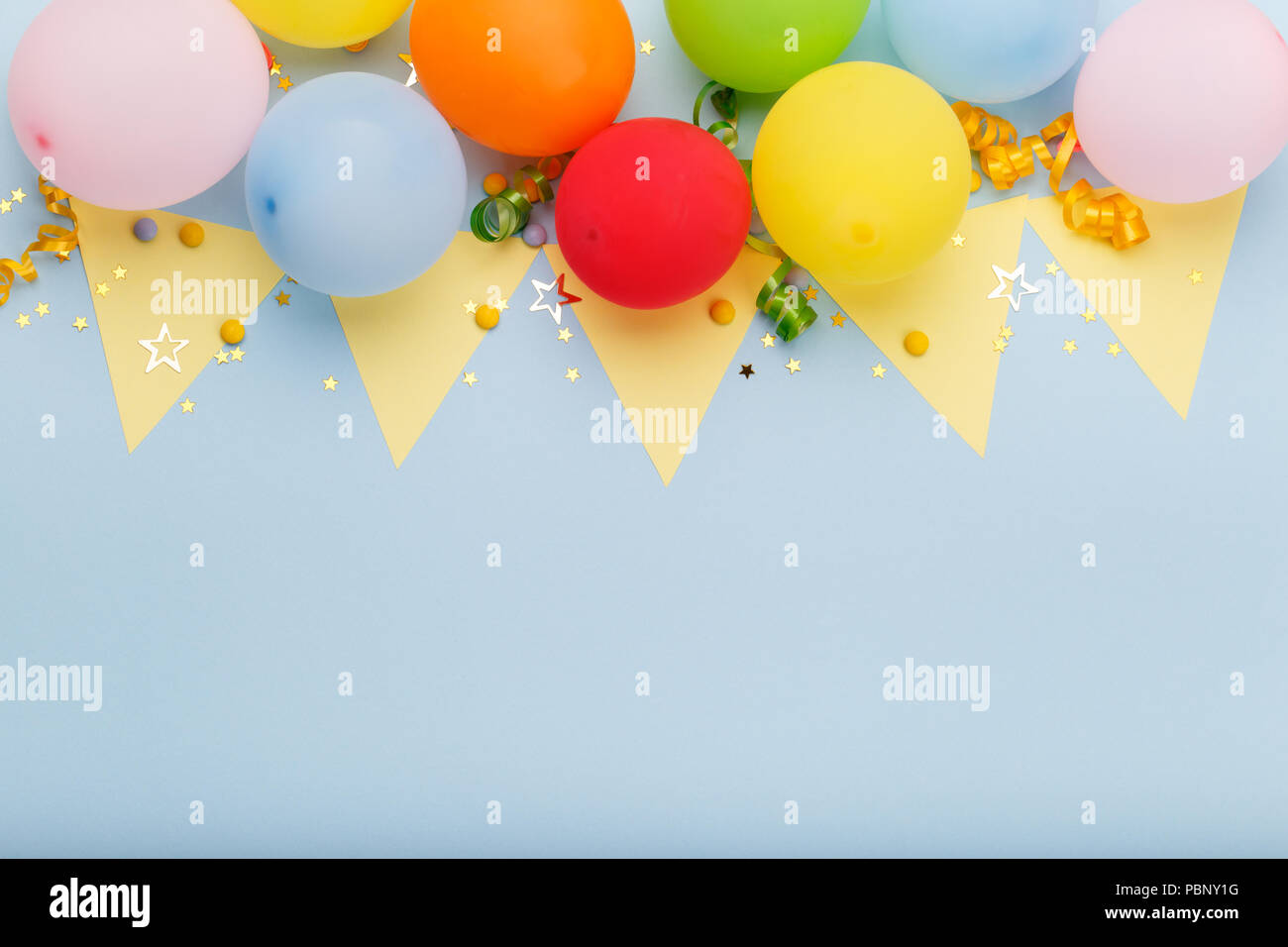 Geburtstag Hintergrund Grenze Mit Ballons Und Konfetti Auf Blauen Untergrund Mit Platz Kopieren Stockfotografie Alamy