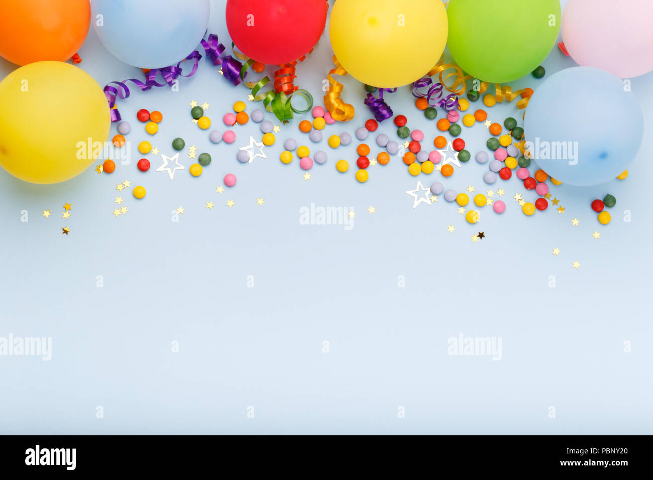 Geburtstag Hintergrund Grenze Mit Ballons Und Konfetti Auf Blauen Untergrund Mit Platz Kopieren Stockfotografie Alamy