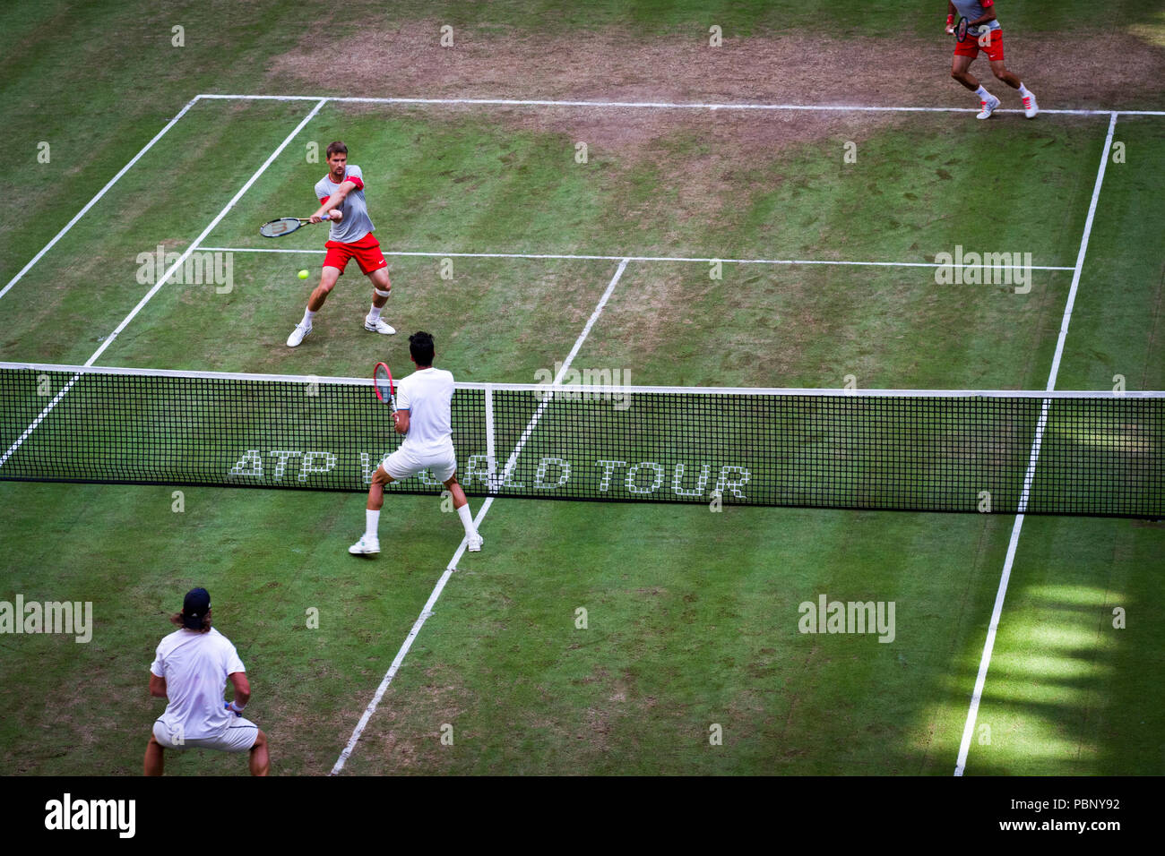 Roger Federer spielt in einem Doppel am 2013 Gerry Weber Open in Halle (Westfalen), Deutschland. Stockfoto