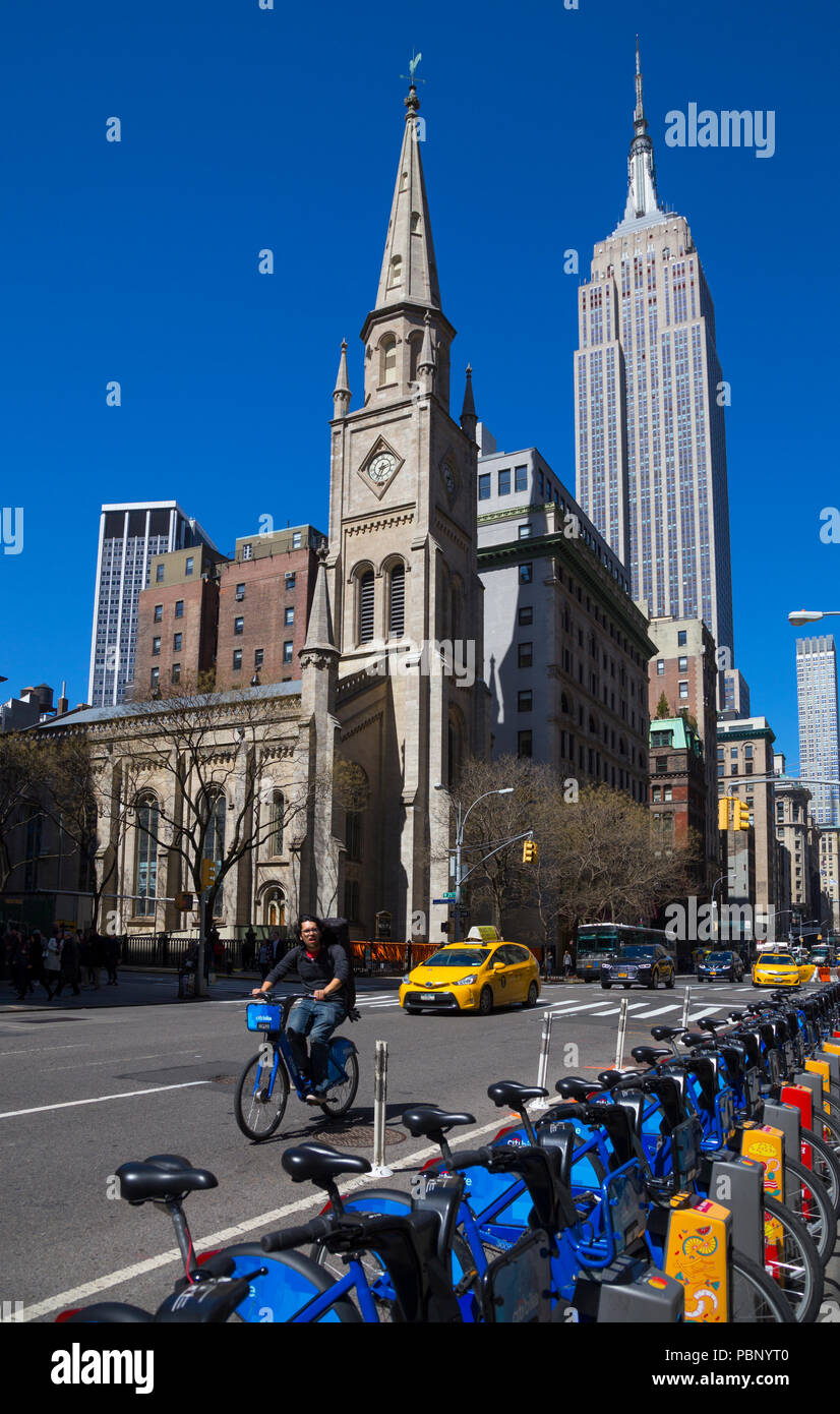 Das Empire State Building, Marmor Stiftskirche und Citi Bikes von 5th Avenue, New York, USA Stockfoto