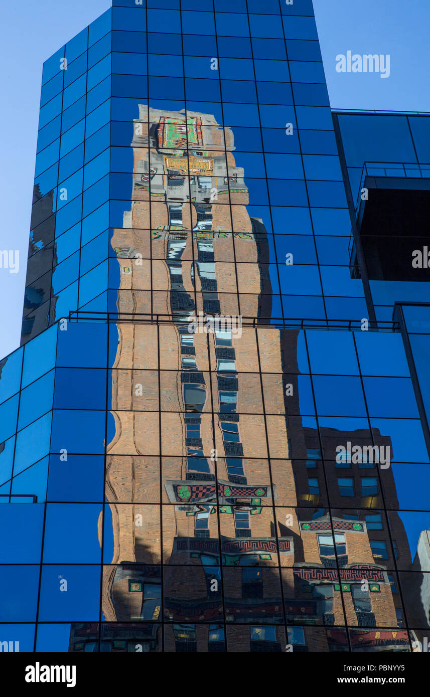 Reflexion der Fred F. französischen Gebäude in den Fenstern von Safra National Bank, Fifth Avenue, New York City, USA Stockfoto