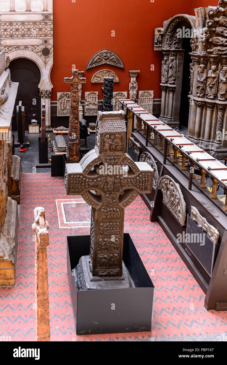 LONDON, ENGLAND - Juli 23, 2016: Mittelalter und Renaissance Galerien, Victoria und Albert Museum in London. Es wurde im Jahre 1852 gegründet. Stockfoto