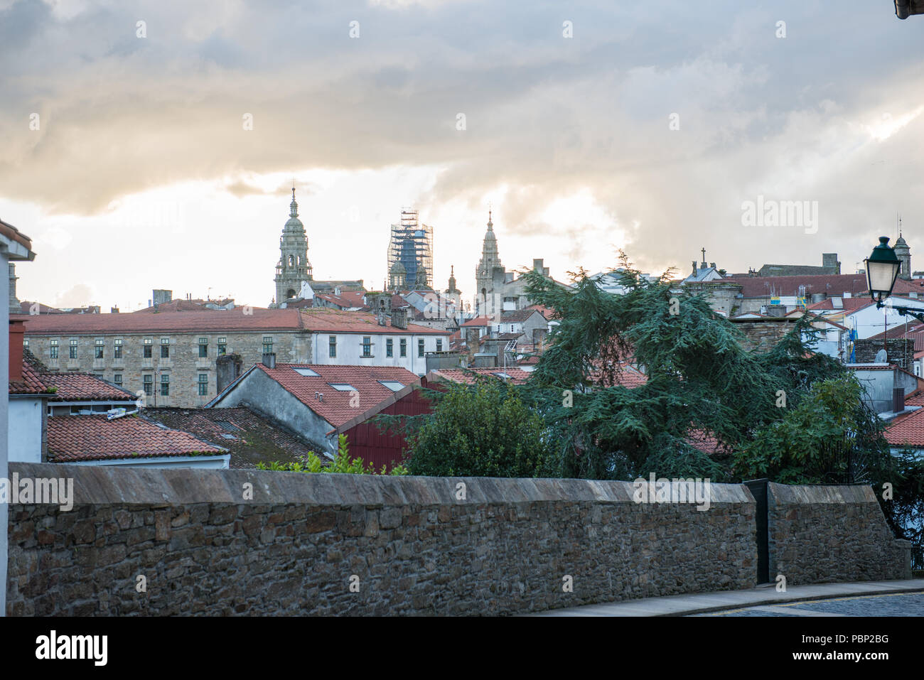 Stadtbild von Santiago de Compostela ab Rua do Rosario gesehen mit dem Dom im Hintergrund Stockfoto