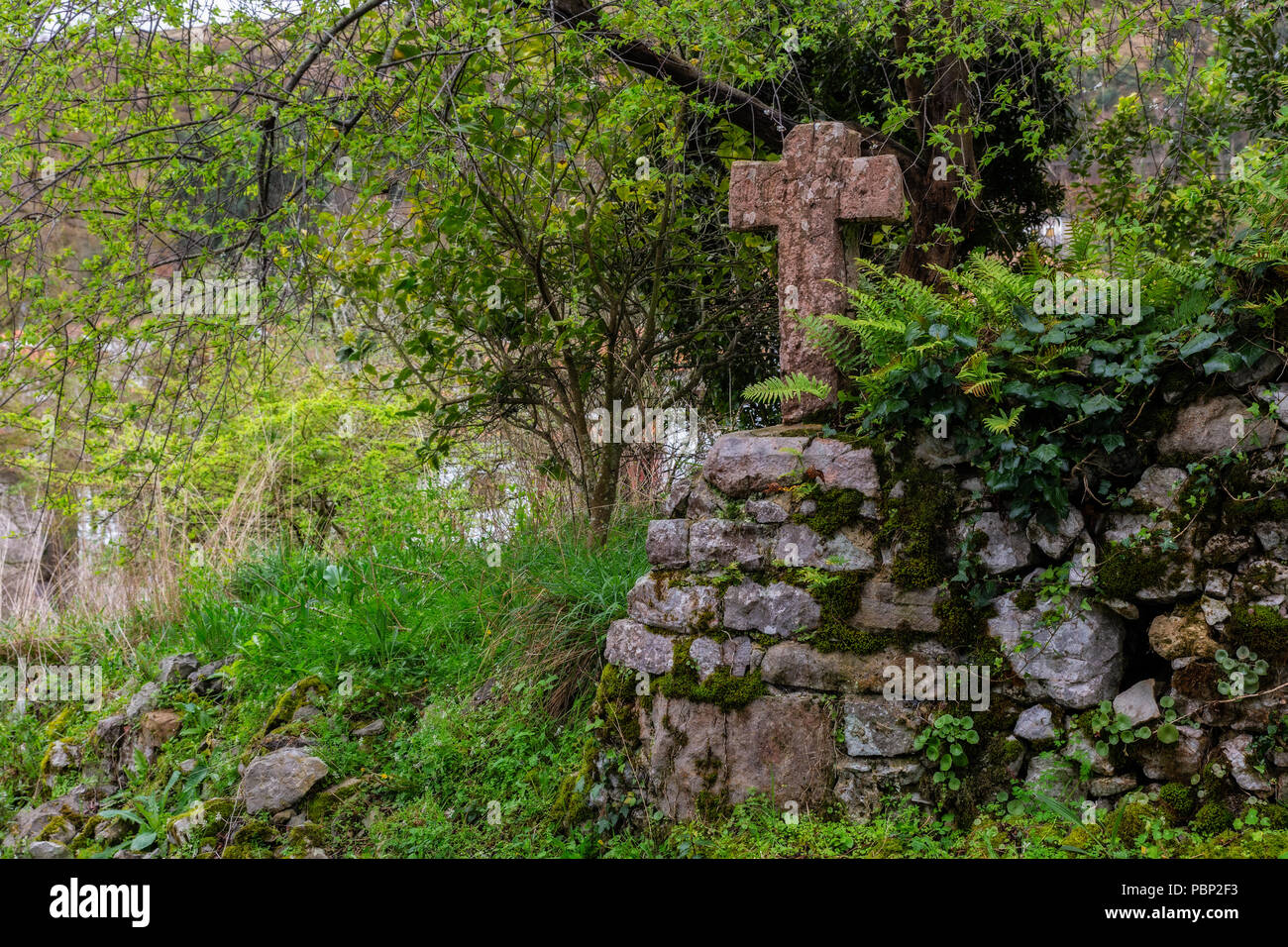 Alte steinerne Kreuz in Cue. Asturien, Spanien. Stockfoto