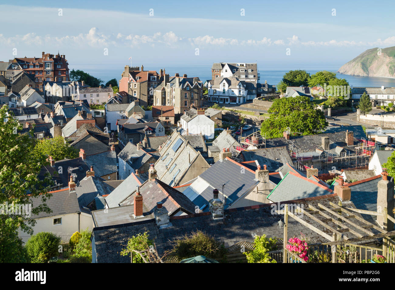 Dachterrasse mit Blick auf die Küstenstadt Lynton an der Küste von North Devon, Großbritannien. Stockfoto