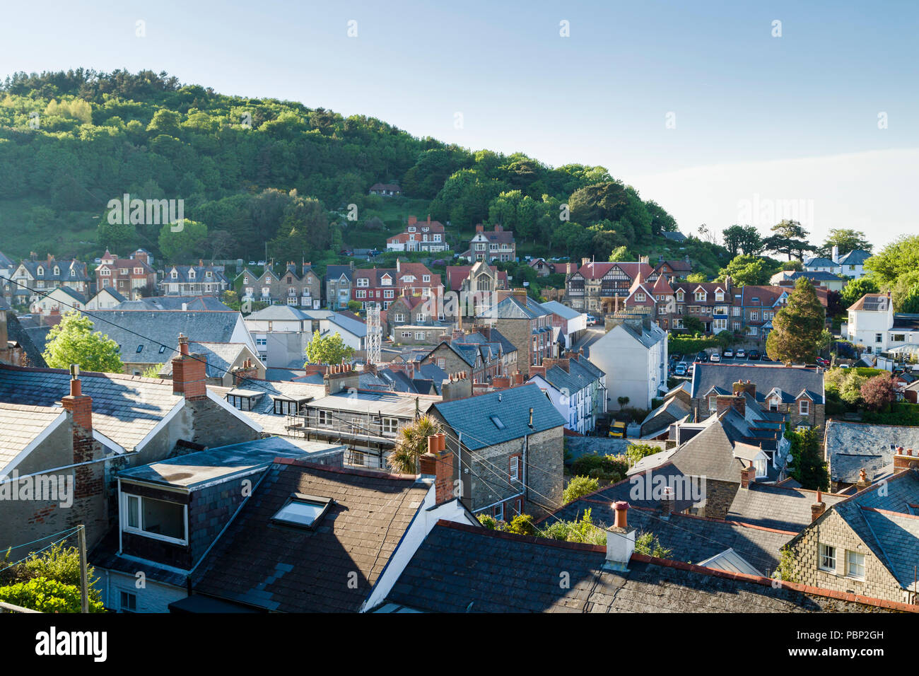 Dachterrasse mit Blick auf die Küstenstadt Lynton an der Küste von North Devon, Großbritannien. Stockfoto