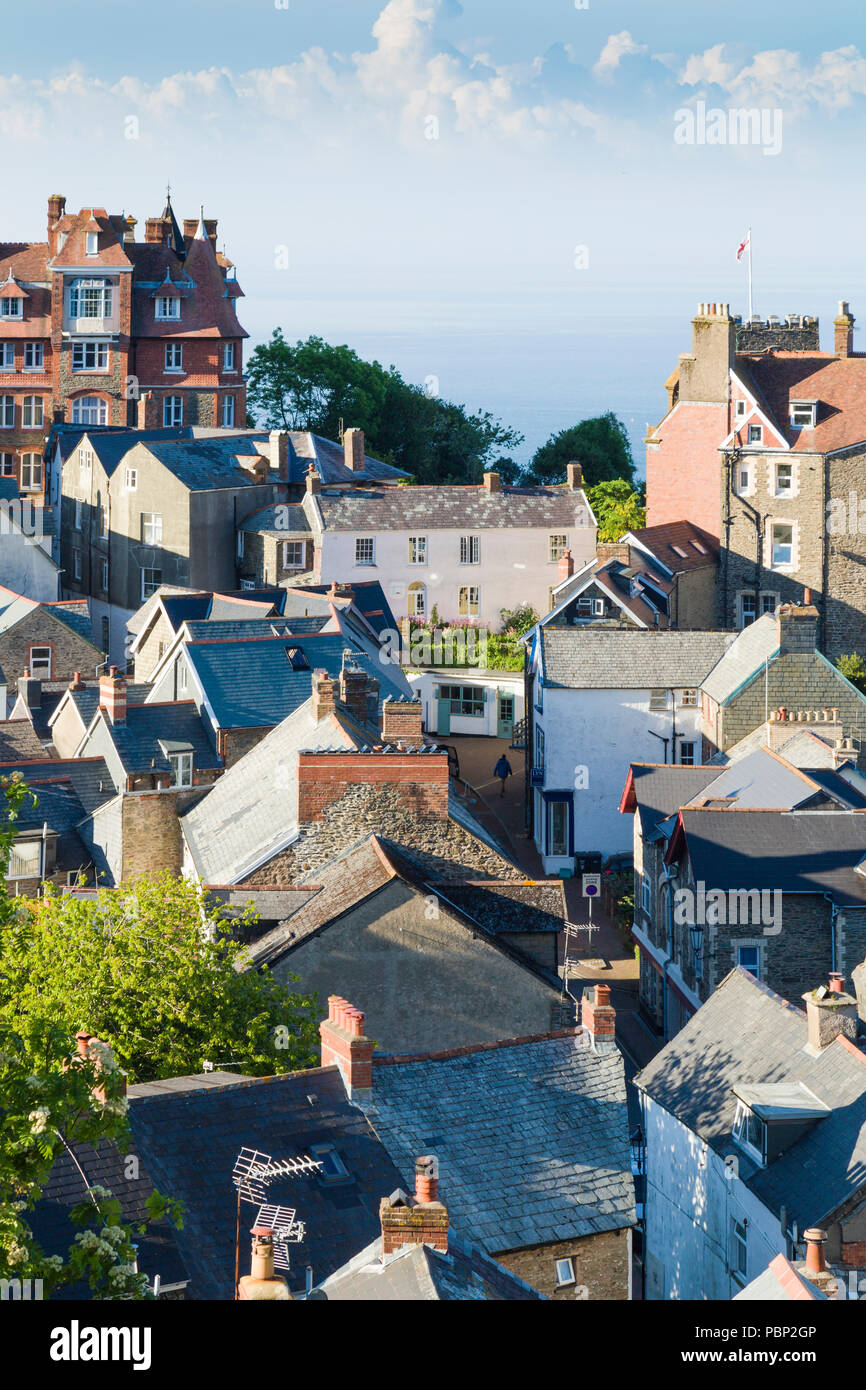 Dachterrasse mit Blick auf die Küstenstadt Lynton an der Küste von North Devon, Großbritannien. Stockfoto