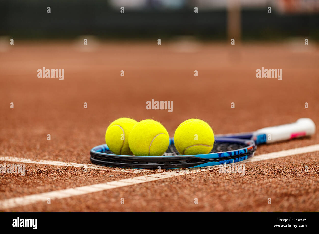 Tennisschläger und Bälle auf dem Tennisplatz Stockfoto
