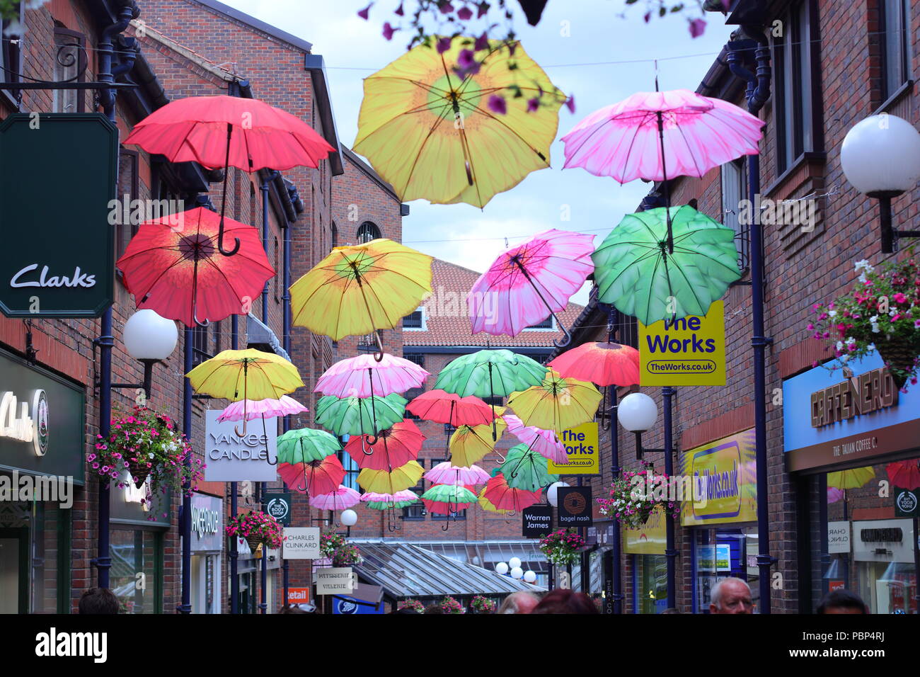 Coppergate in York, wo die Straße ist voll von bunten Sonnenschirmen. Stockfoto