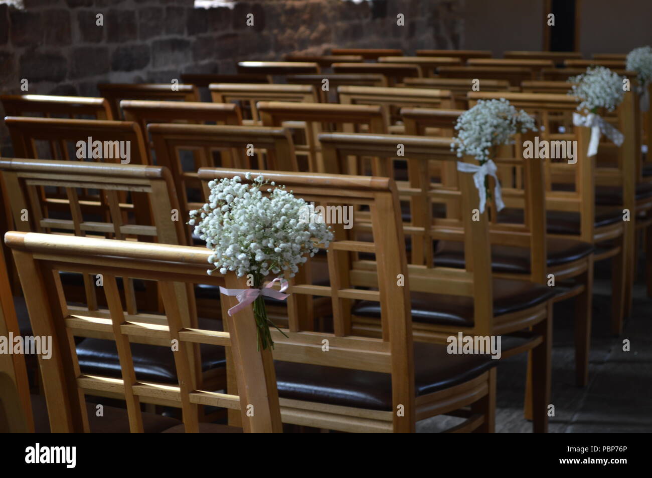 Reihen Stühle für eine Hochzeit in Staffordshire, Großbritannien eingestellt Stockfoto