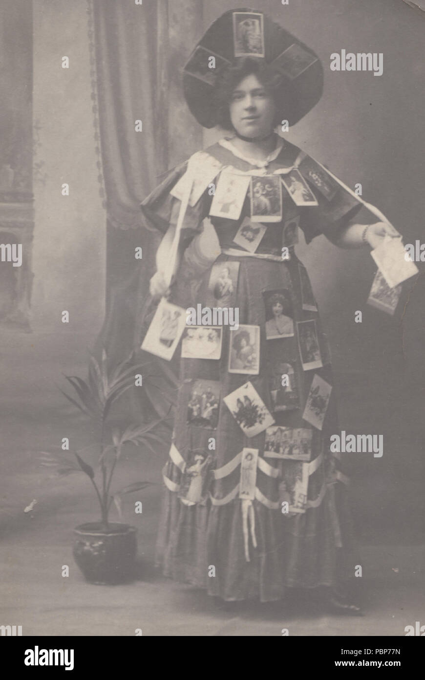 Vintage Foto von einem theatralischen Dame Namens als Mell ein Kleid von Postkarten oder Foto trägt Stockfoto