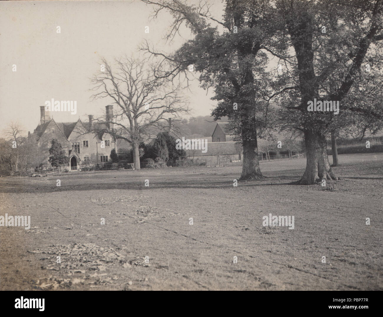 Vintage Foto von einem großen freistehenden British House mit weitläufigen Gelände Stockfoto