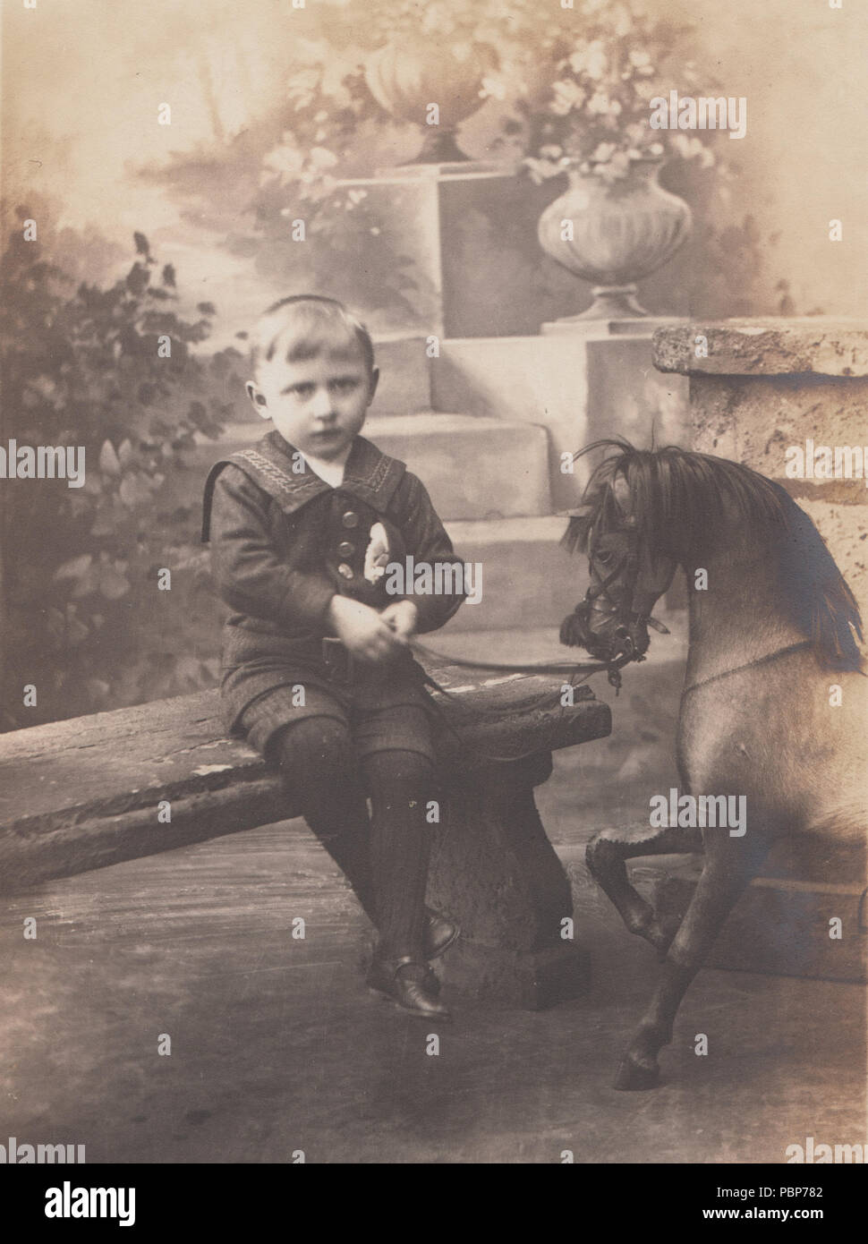 Vintage Foto von einem Jungen, mit denen die Herrschaft von seinem Spielzeug Pferd Stockfoto