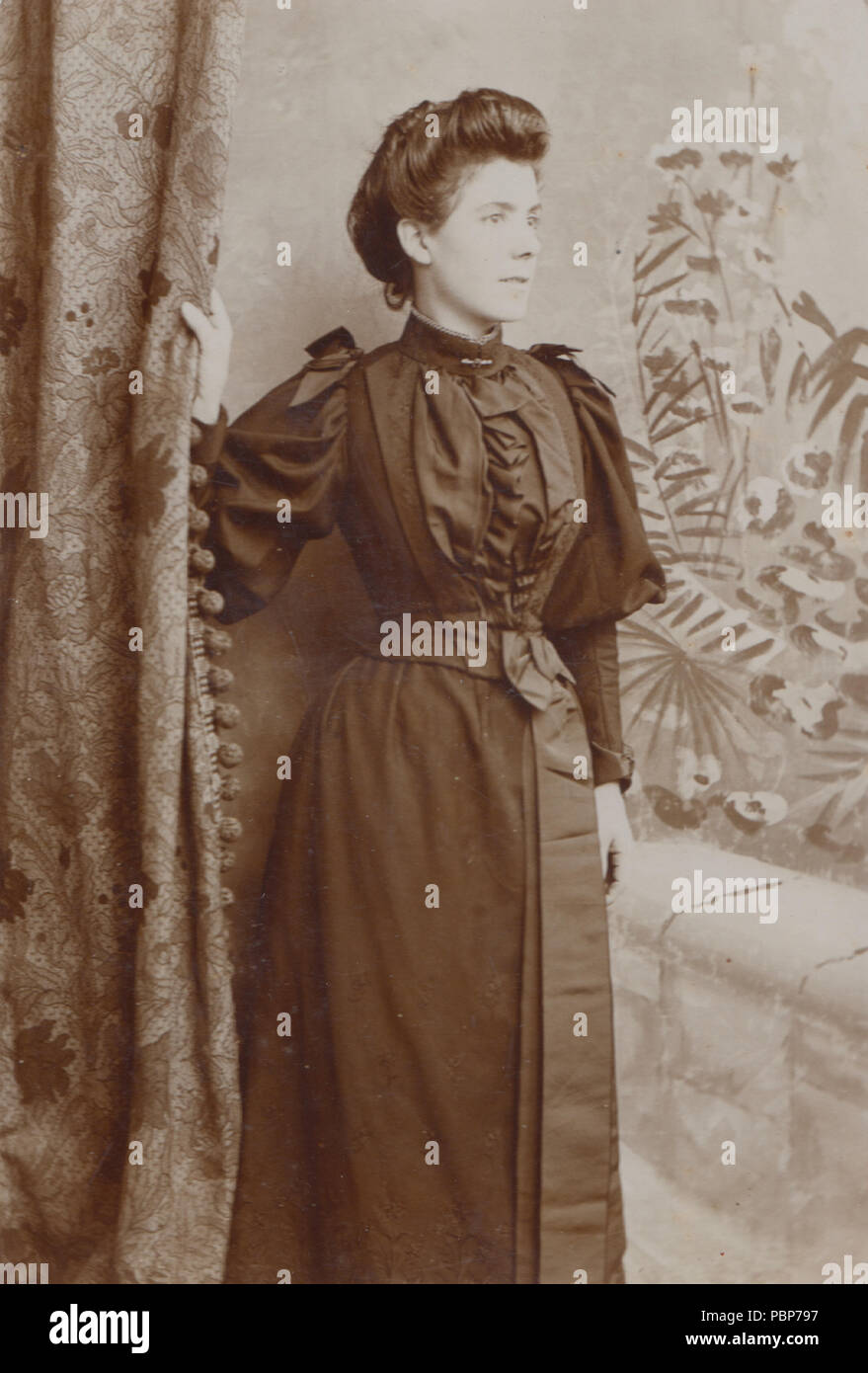 Manchester Kabinett Karte eines viktorianischen Dame trägt ein wunderschönes Kleid Stockfoto