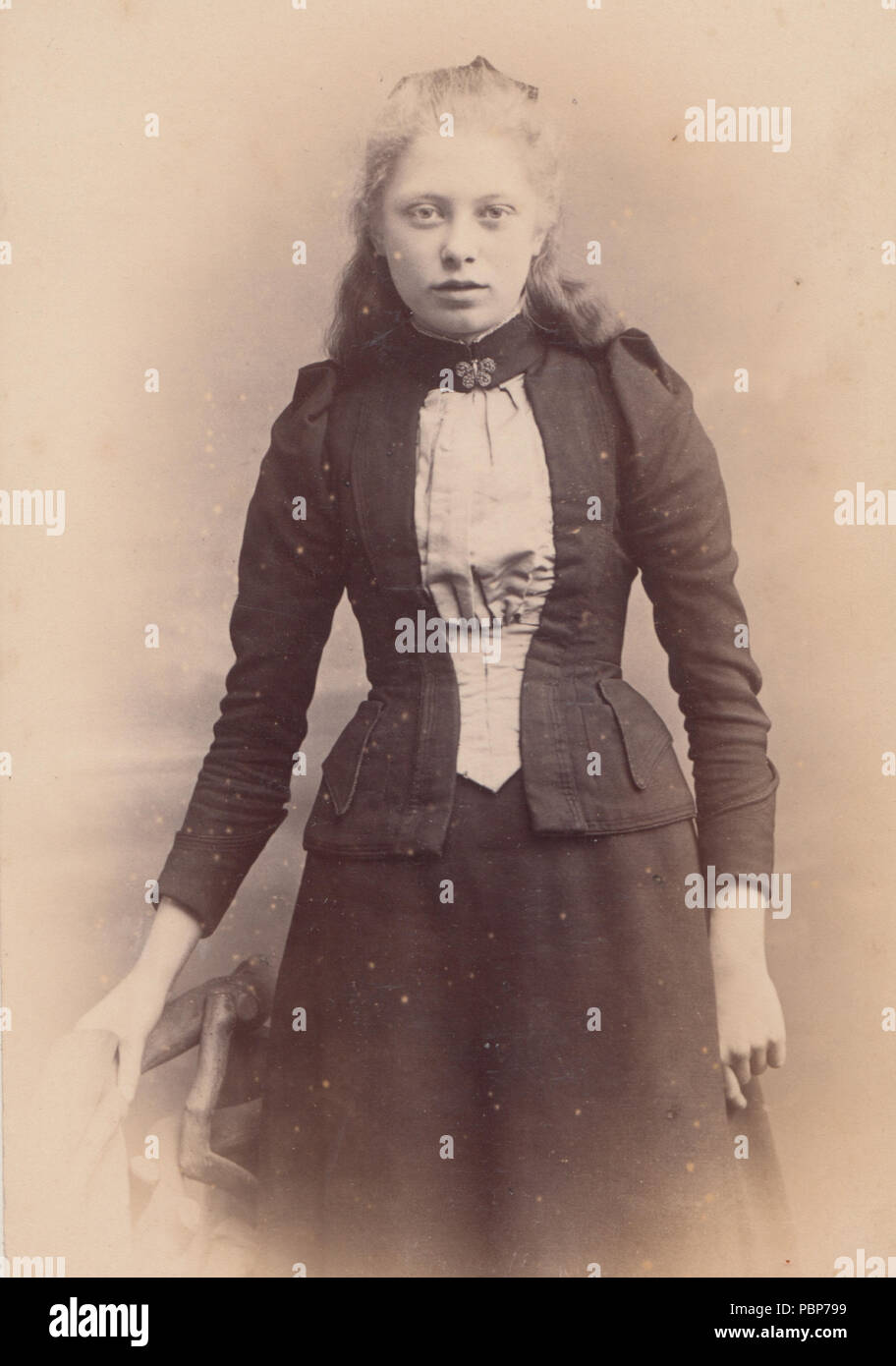 Derby Kabinett Karte eines viktorianischen Mädchen mit einem schönen Outfit Stockfoto