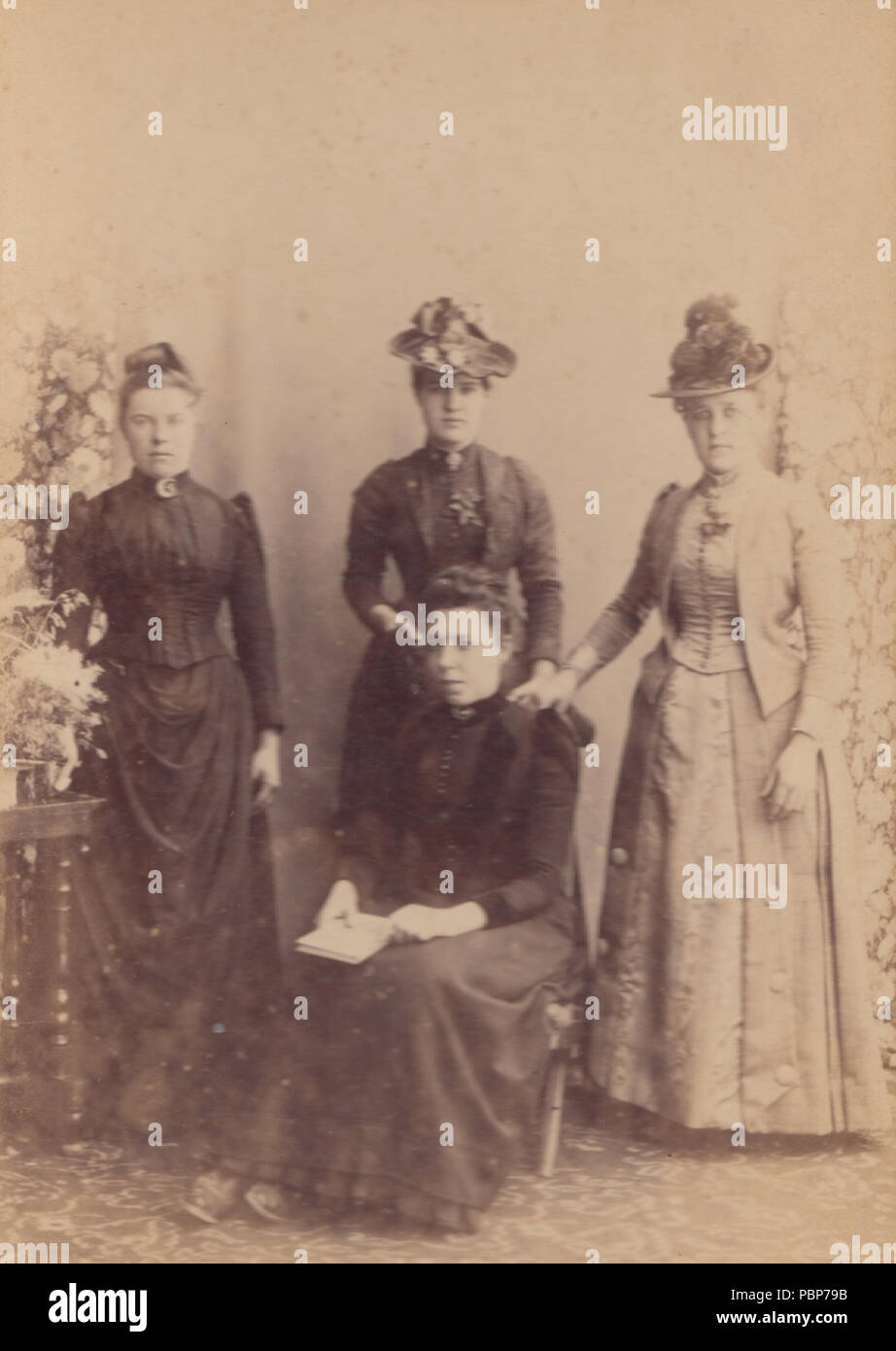 Kabinett Karte von Victorian Ladies tragen schöne Kleidung und Fancy Hüte Stockfoto