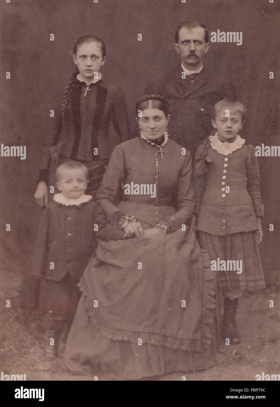 Kabinett Karte eines viktorianischen Familie tragen schöne Kleidung Stockfoto