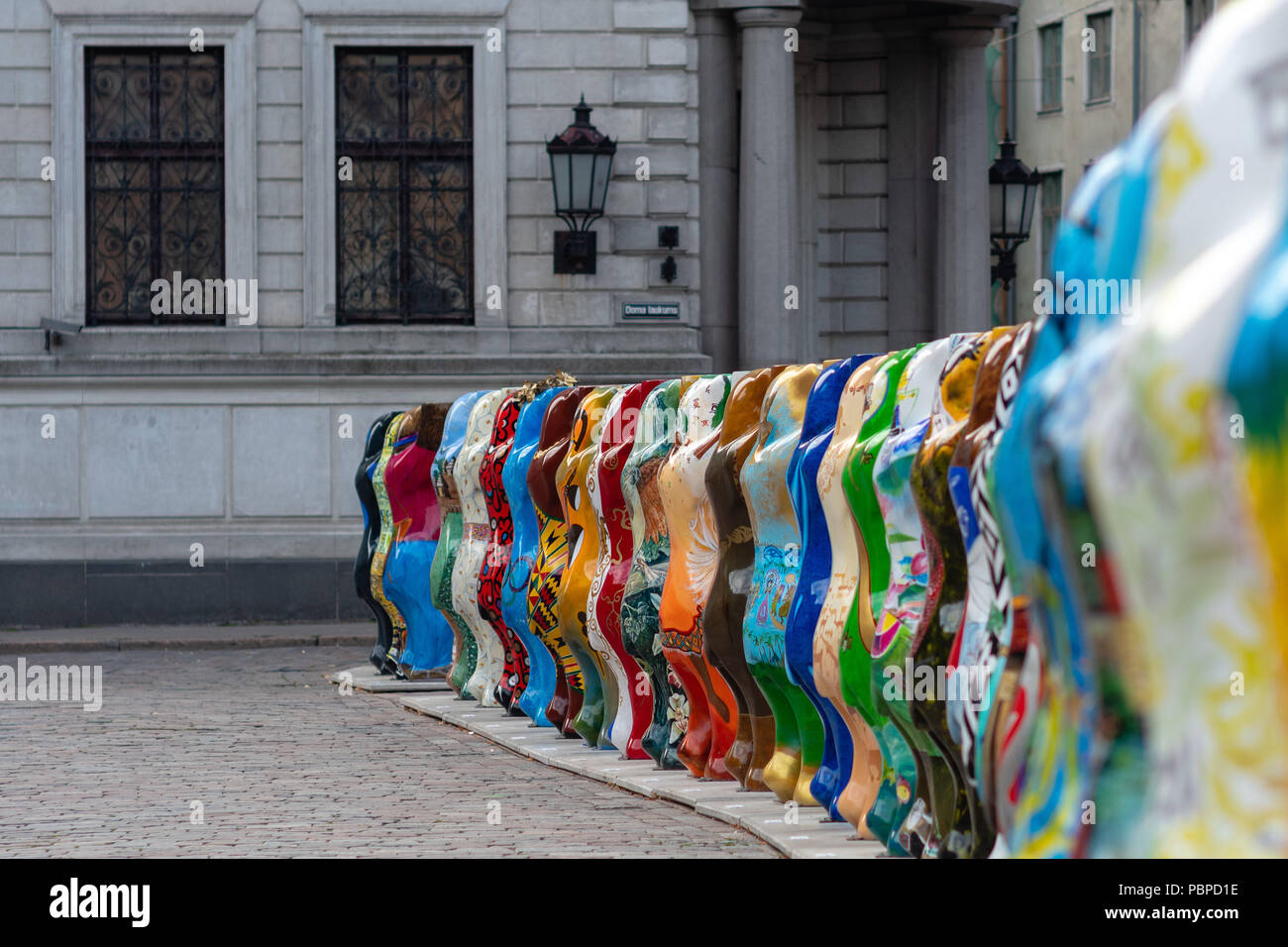 RIGA, Lettland - 26. JULI 2018: United Buddy Bears Ausstellung. Der Altstädter Ring ist der Bär Skulptur Zeile entfernt. Stockfoto