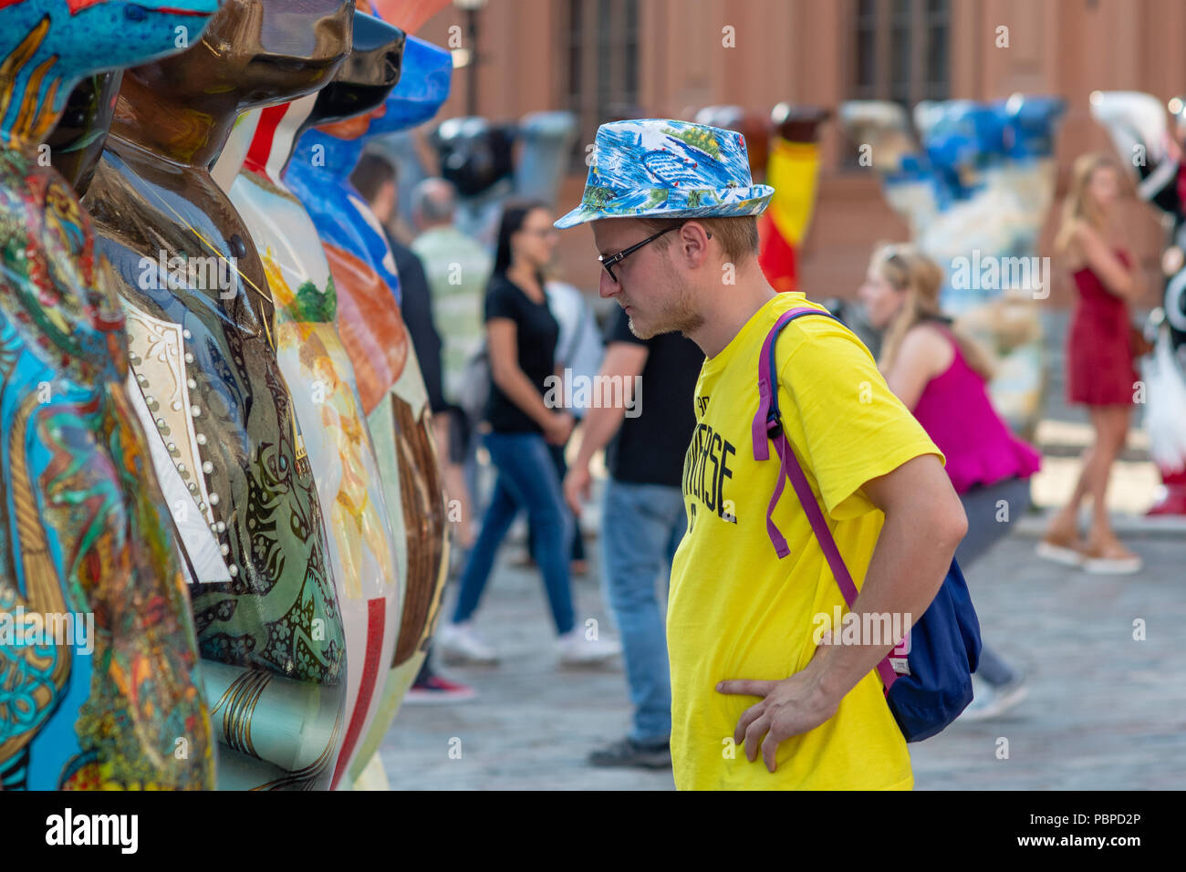 RIGA, Lettland - 26. JULI 2018: United Buddy Bears Ausstellung. Stadtbewohner und Touristen betrachten und fotografieren die Ausstellung in der Alten zu Stockfoto