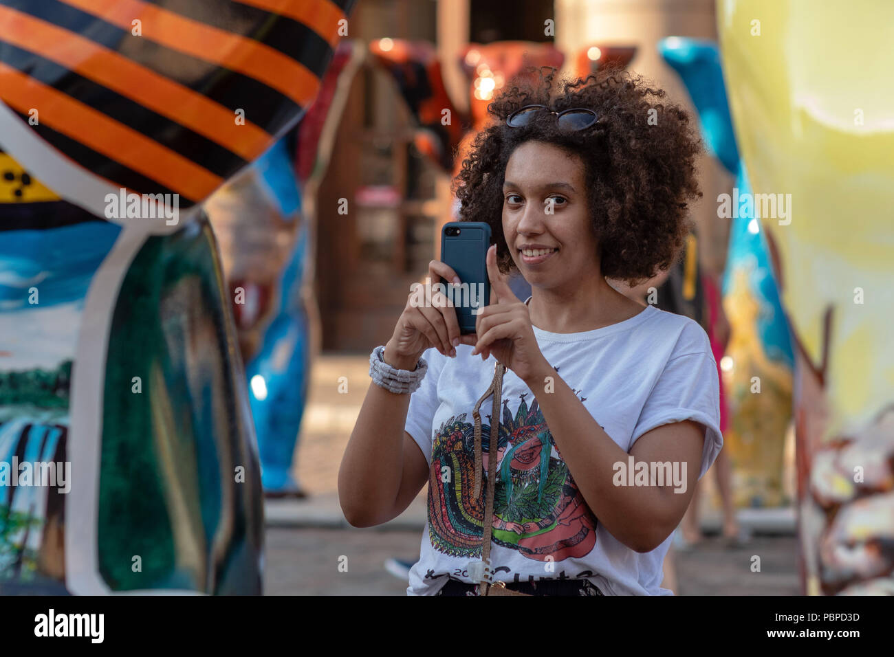 RIGA, Lettland - 26. JULI 2018: United Buddy Bears Ausstellung. Eine Frau mit einem Telefon nimmt Bilder von Bär Skulpturen. Stockfoto