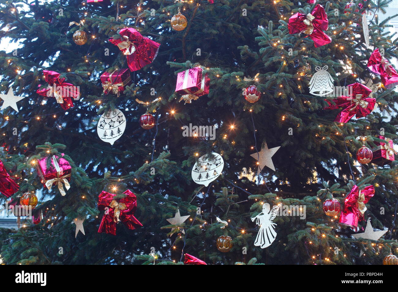 Weihnachten Dekoration in eine Tanne in der Dämmerung, Bremen, Deutschland, Europa ich Weihnachtsdekoration in einem Tannenbaum bei Abenddämmerung, Bremen, sind Stockfoto