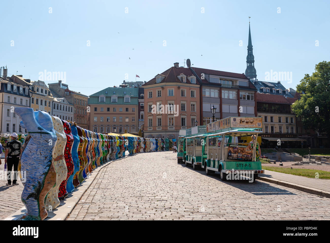 RIGA, Lettland - 27. JULI 2018: United Buddy Bears Ausstellung. Stadtbewohner und Touristen betrachten und fotografieren die Ausstellung in der Alten zu Stockfoto
