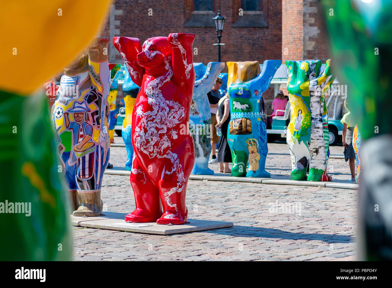 RIGA, Lettland - 27. JULI 2018: United Buddy Bears Ausstellung. Stadtbewohner und Touristen betrachten und fotografieren die Ausstellung in der Alten zu Stockfoto