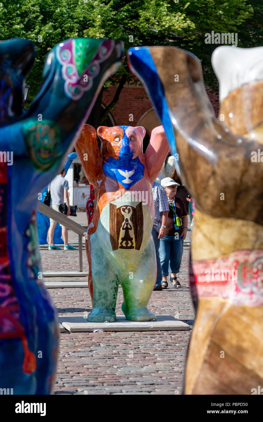 RIGA, Lettland - 27. JULI 2018: United Buddy Bears Ausstellung. Stadtbewohner und Touristen betrachten und fotografieren die Ausstellung in der Alten zu Stockfoto