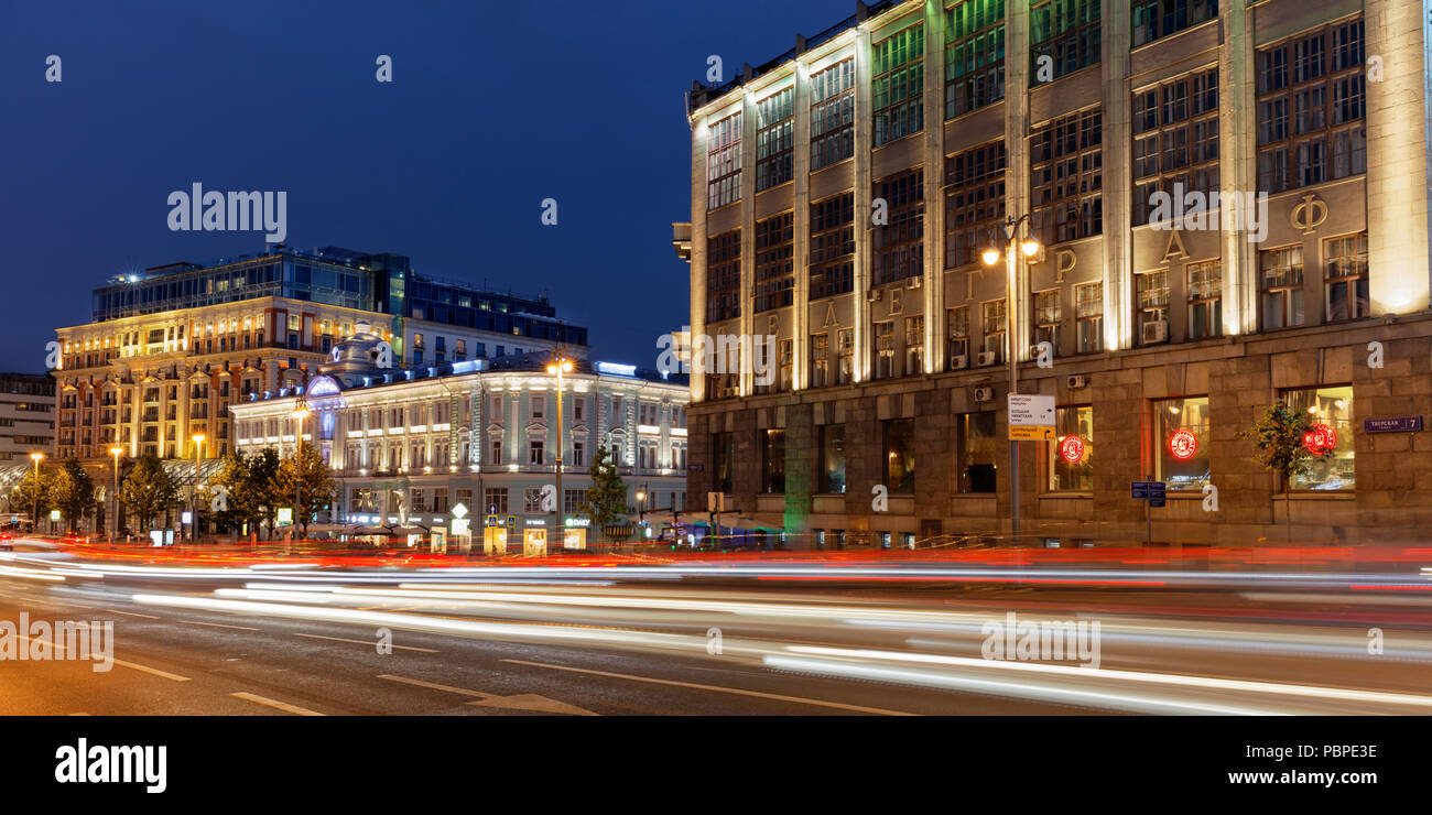 Gebäude auf der Tverskaya Straße beleuchtet in der Abenddämmerung. Moskau, Russland. Stockfoto