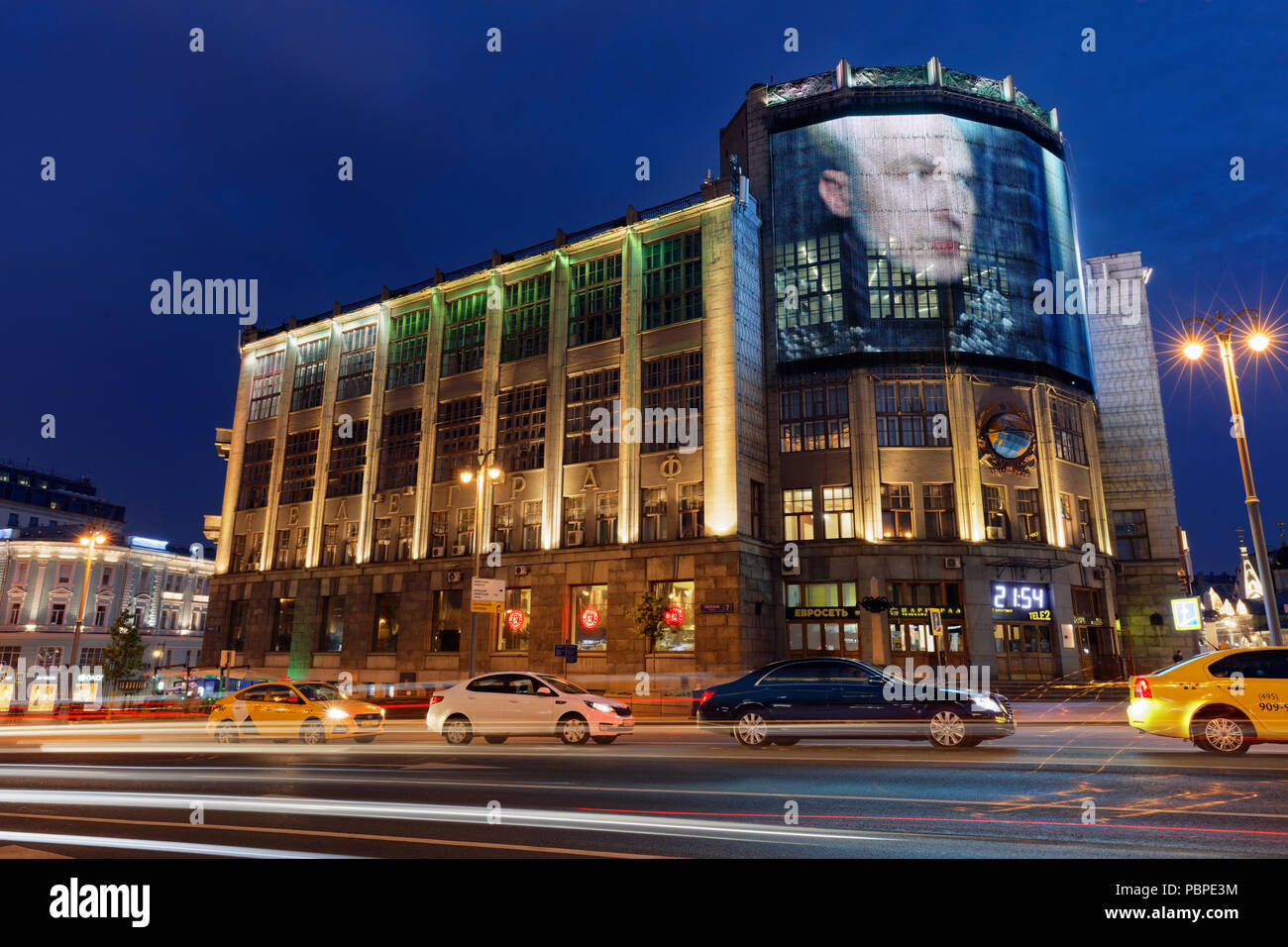 Central Telegraph Gebäude auf der Tverskaya Straße beleuchtet in der Abenddämmerung. Moskau, Russland. Stockfoto