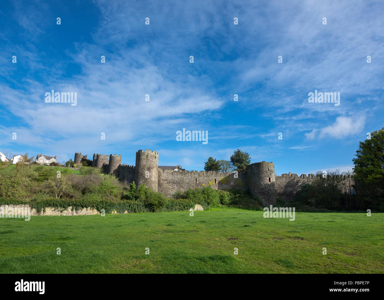 Die mittelalterliche Stadtmauer in Conwy in Nord Wales, Großbritannien. Ein sonniger Frühlingstag auf der ausserhalb der Stadt. Stockfoto