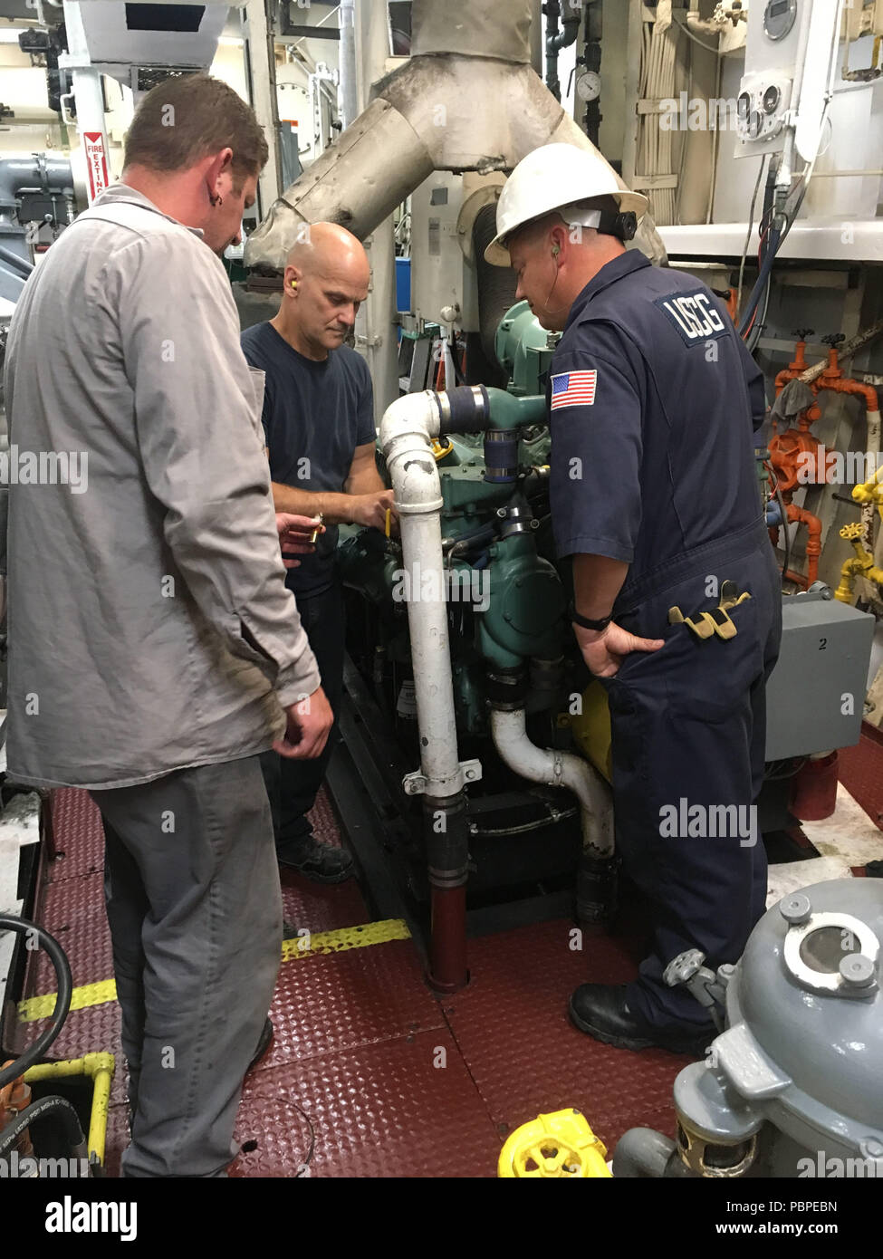 Chief Warrant Officer 2 Corey Ahornholzer Spricht Mit Dem Chefingenieur Des Schiffes Wahrend Der Abschliessenden Prufung